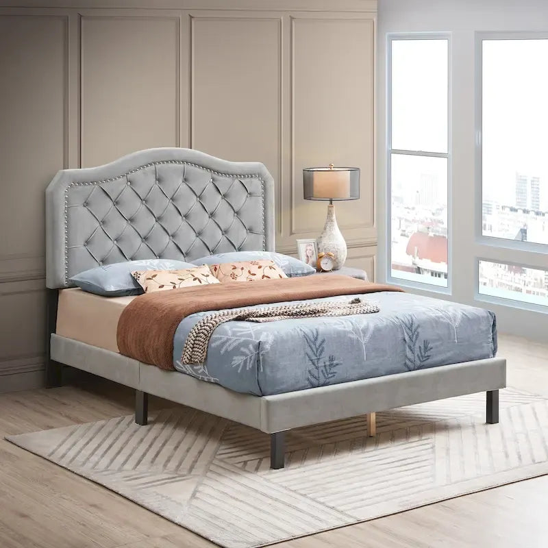 Queensize bed met knopen en sterke houten lattenbodem  