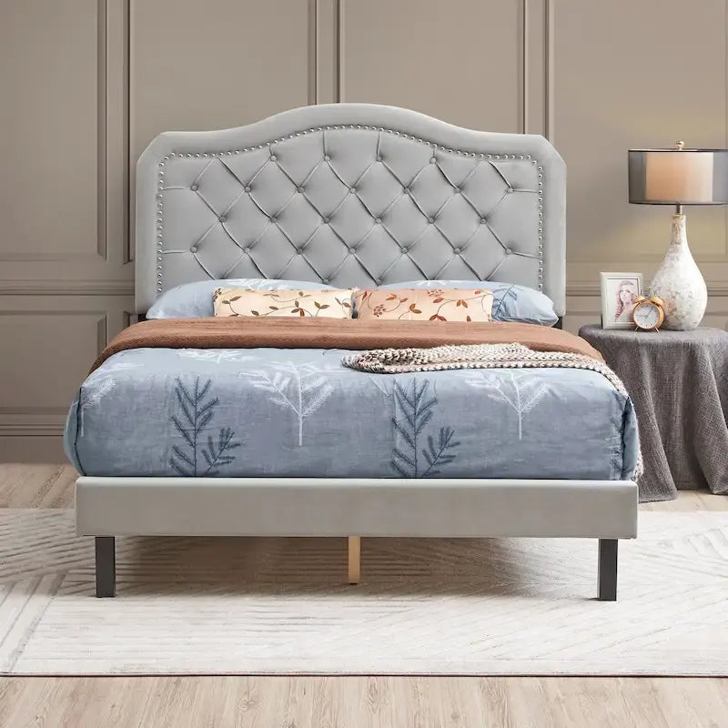 Queensize bed met knopen en sterke houten lattenbodem  