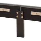 Queensize bed met knopen en sterke houten lattenbodem  