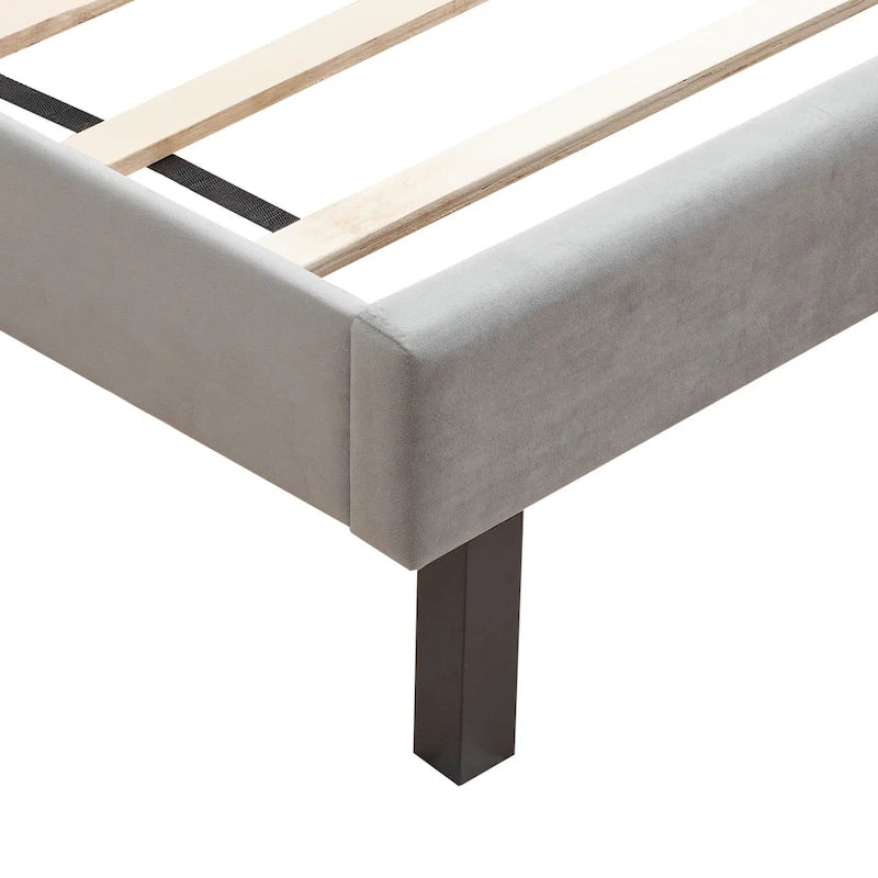 Queensize bed met knopen en sterke houten lattenbodem  