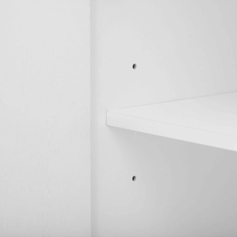 Luxe kast met unieke steunpoten en verstelbare planken