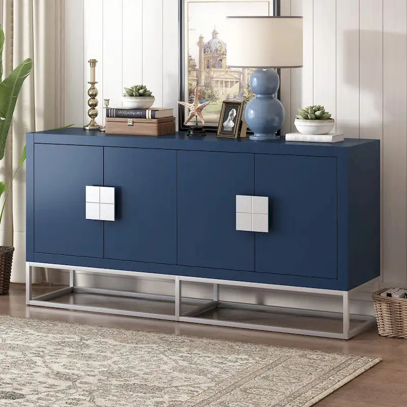 Luxe kast met unieke steunpoten en verstelbare planken