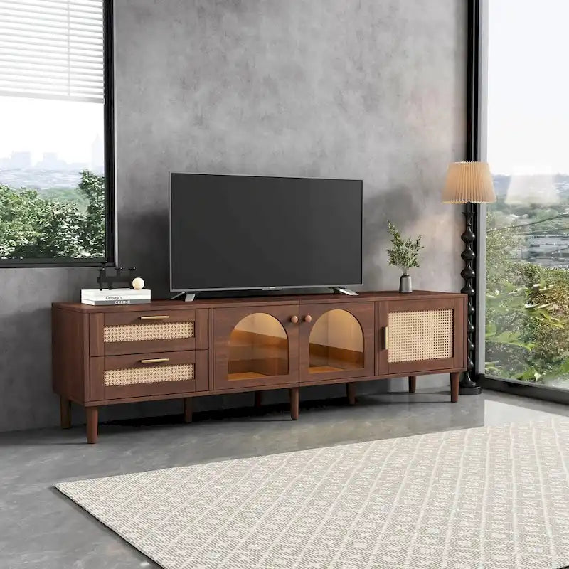 Mueble para TV con 3 gabinetes, 2 cajones de ratán y luz LED — Para televisores de hasta 80"