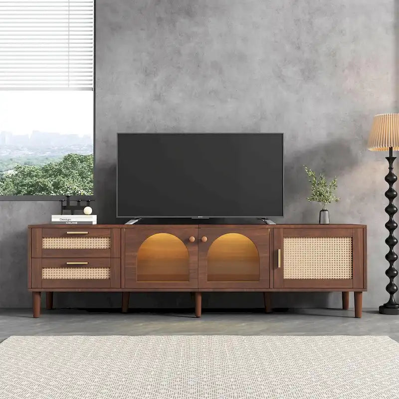 Mueble para TV con 3 gabinetes, 2 cajones de ratán y luz LED — Para televisores de hasta 80"